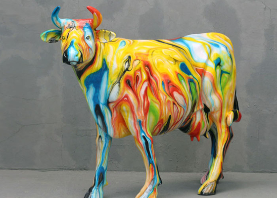 İyi bir fiyat. Metal Modern Hayvan Dış Mekan Fiberglas Heykel Pop Art Fiberglas İnek Heykeli çevrimiçi