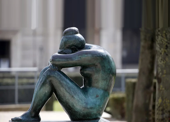 İyi bir fiyat. Dekorasyon Bahçe Sanatı Bronz Patina Meditasyoncu Kız Heykel çevrimiçi