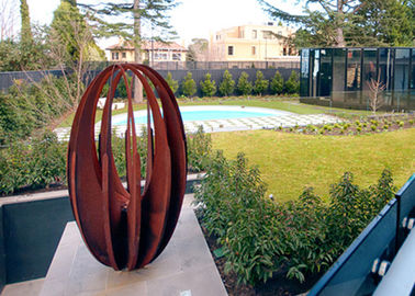 İyi bir fiyat. Çeşitli Boyutlu Hollow Corten Çelik Heykel Paslı Metal Bahçe Süs Yumurta Şeklinde çevrimiçi